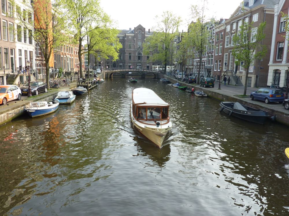 110417 Canal de Grimburgwal vers le quartier rouge, Amsterdam - 08