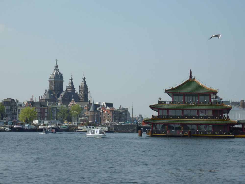 110418 vue de Nemo vers St-Nicholas kerk, en bateau sur les canaux, Amsterdam - 1