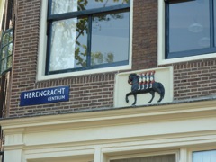110419 Herengracht (n. 394, blason des 4 fils Aymon sur leur cheval), Amsterdam