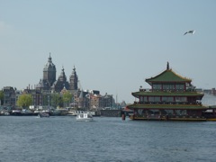 110418 vue de Nemo vers St-Nicholas kerk, en bateau sur les canaux, Amsterdam - 1