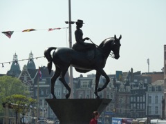 110419 Rokin, statue de la reine Wilhelmina, Amsterdam